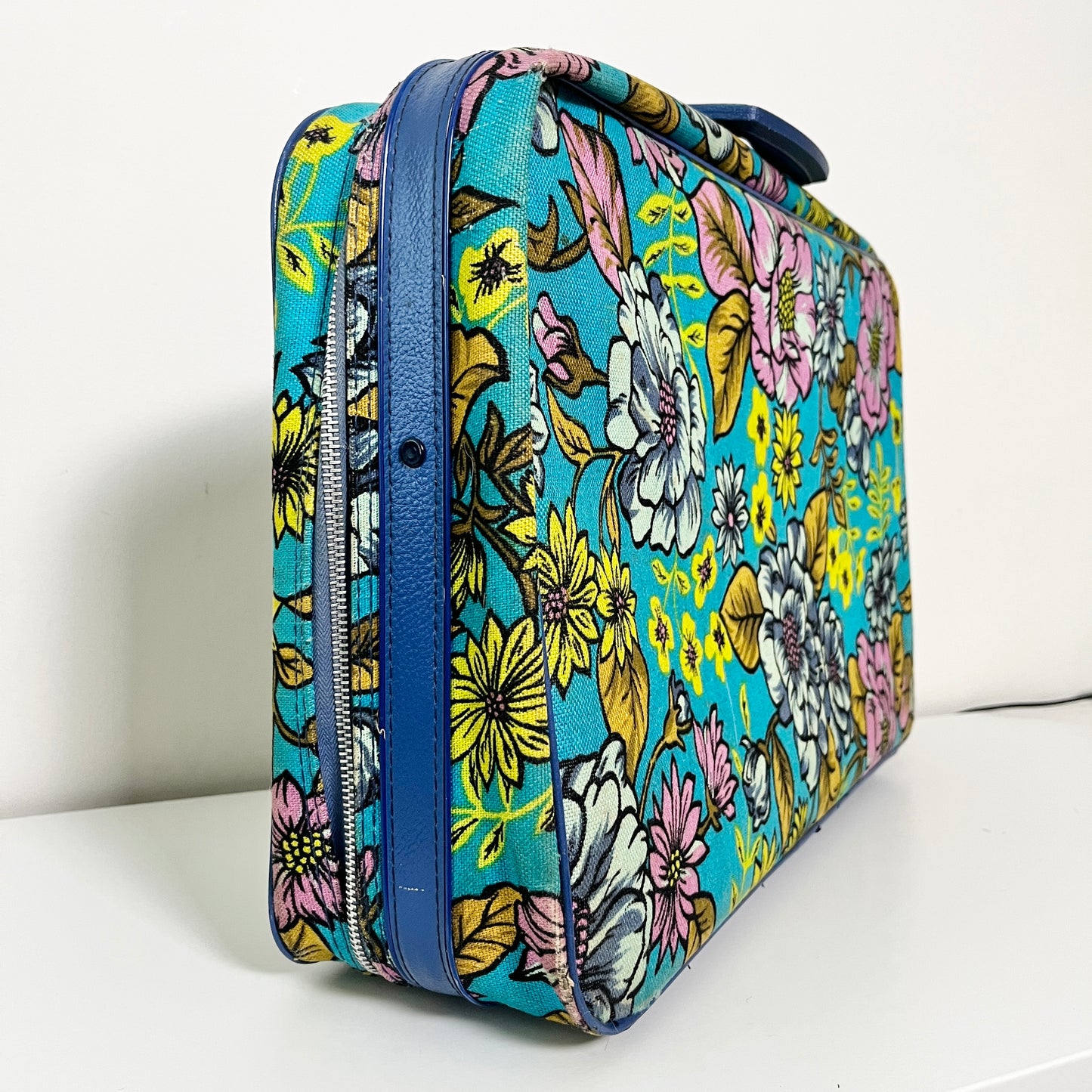 Vintage 60s Bantam Groovy Flower Power Suitcase – Retro Mod Charm, Blue Trim