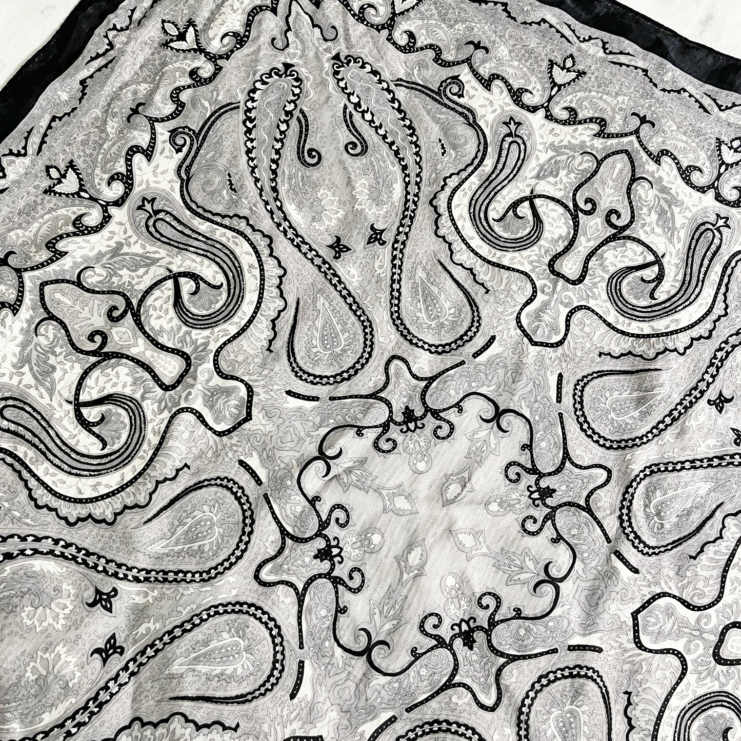 Streetwear Chic: Black and White Silk Bandanna with Gemstone Dreamcatcher Pendant Necklace Set